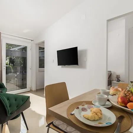 Clara Apartment